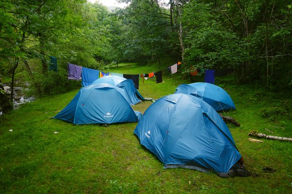 Comment organiser un camping pour une expédition de plongée sous-marine en région tropicale?